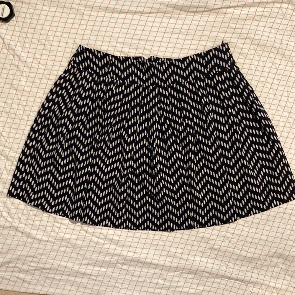Mini skirt with pleating and dot pattern in white and navy- size large